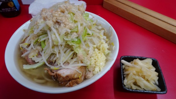 「ラーメン（900円）＋千切生姜（100円）野菜ニンニクアブラ」@ラーメン二郎 神田神保町店の写真