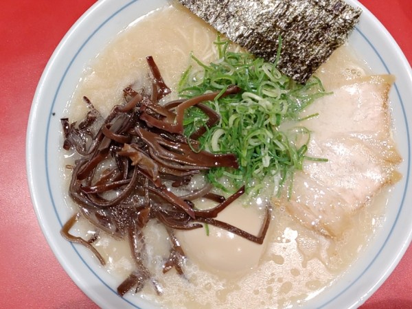 「本場博多ラーメン＋煮玉子」@本場博多ラーメン せまかっちゃん 神田店の写真