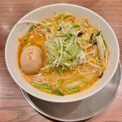煮玉子入り味噌ラーメン（1300円：ラ博）