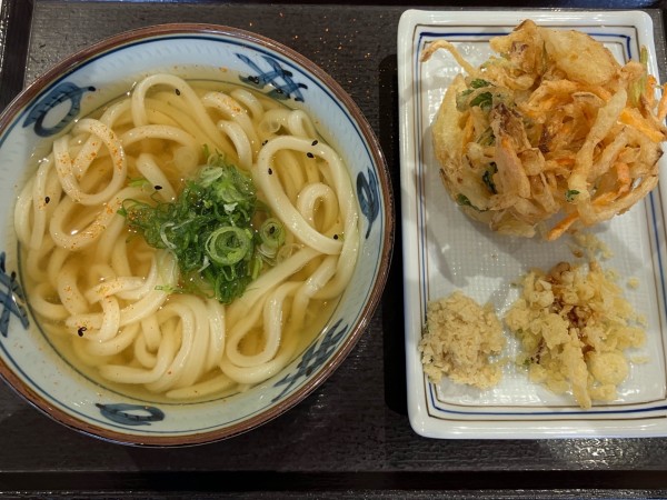 「かけうどん390円かき揚げ天180円」@宮武讃岐製麺所 TOKYO-BAY店の写真