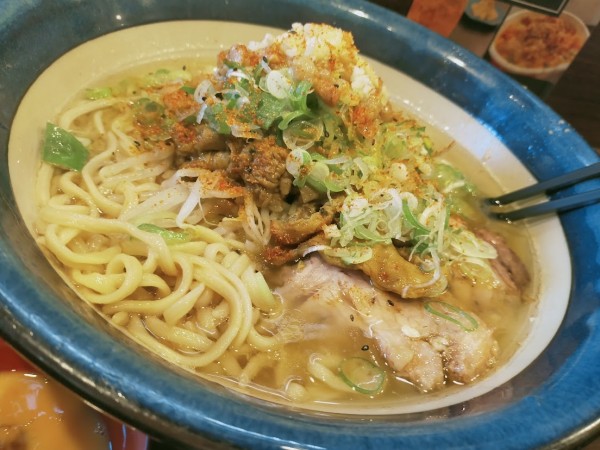 「モツカレーラーメン・麵増600・生卵（脂・にんにく）」@ピコピコポンの写真