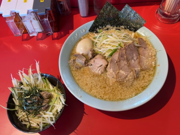 「ネギ味噌チャーシュー麺＋半熟煮玉子（特典）＋ネギ丼」@ラーメンショップ まる壱の写真