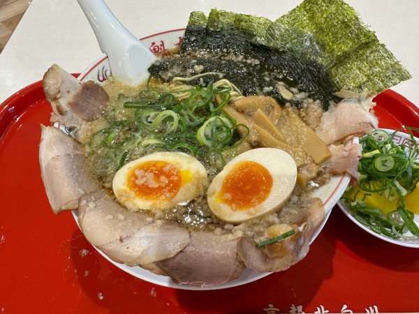 「特製醤油全部のせラーメン（並盛120g）1056円→946円」@ラーメン魁力屋 けやきウォーク前橋店の写真