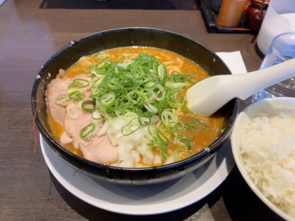 「カレーラーメン　950円」@来来亭 東川口店の写真