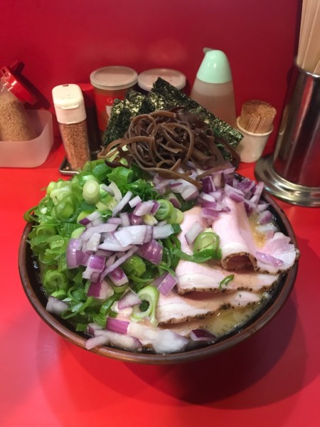 「チャーシュー麺中盛＋キャベツ＋九条葱＋紫玉葱W 1,300円」@どんとこい家の写真