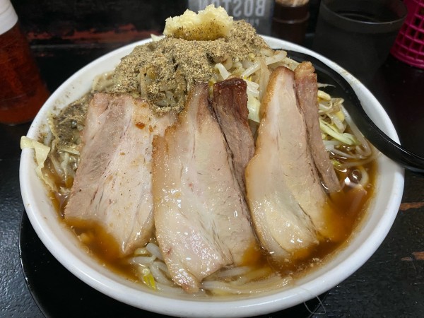 「ラーメン 中」@自家製太麺 ドカ盛 マッチョ 三ノ宮店の写真