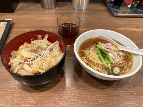 「日替り定食（豚バラ塩焼肉丼＋半醤油ラーメン）1,100円」@陳麻家 高崎駅西口店の写真