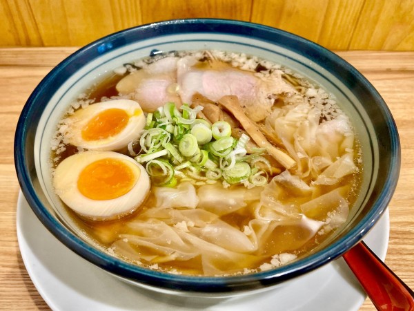 「ワンタンメン 煮玉子入り こってり」@ワンタンメンの満月 三鷹店の写真