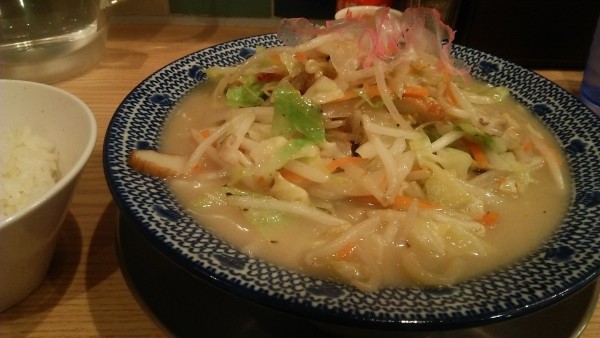 「白ちゃんぽん中 900円＋ライス160円」@じげもんちゃんぽん 秋葉原店の写真