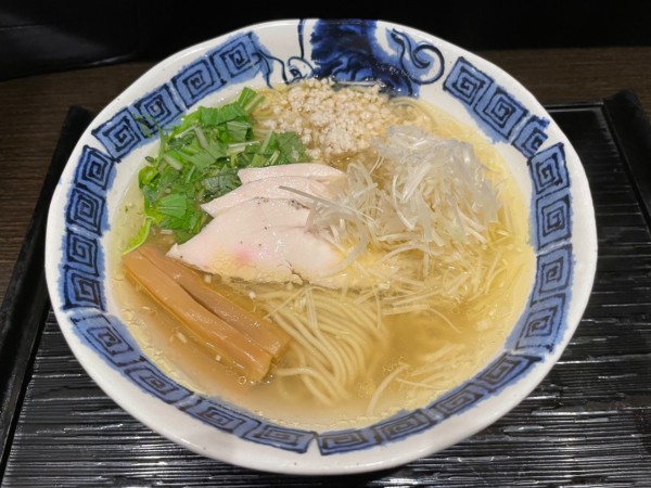 「つくば茜鶏 塩らぁめん」@龍のひげの写真