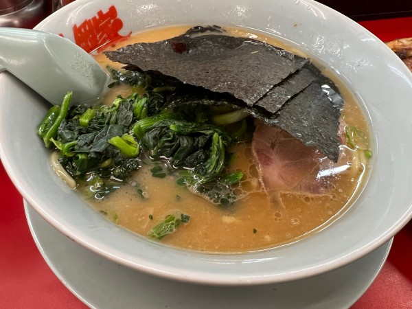 「醤油ラーメン（トッピング　ほうれん草）」@ラーメン山岡家 土浦店の写真