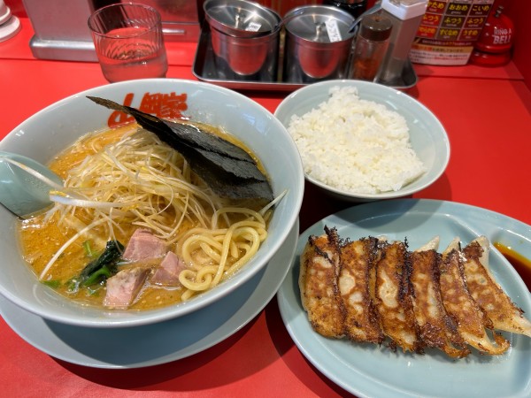 「特製ネギ味噌ラーメン960円、土日限定の餃子ライスセット440円」@ラーメン山岡家 水戸城南店の写真