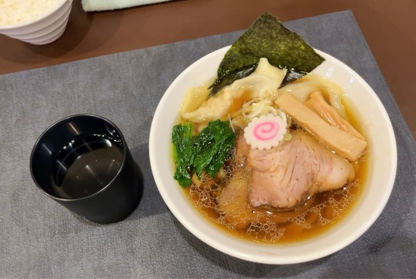 「醤油海老ワンタン麺 & 白飯」@手打ち 蓮の写真
