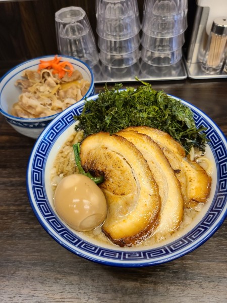 「特製全部のせ烏賊煮干中華そば+牛丼」@錦糸町中華そば さん式の写真