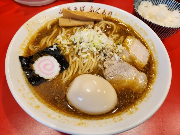 「煮干しカレー中華そば　味玉　半ライス」@中華そば ふくもりの写真