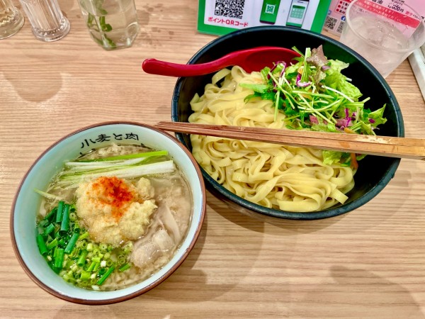 「サッポロ赤星 → 背脂生姜醤油」@小麦と肉 桃の木の写真