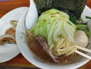 「キャベ玉ラーメン(950)＋餃子3個(200)」@横浜ラーメン厨房 うえむらやの写真