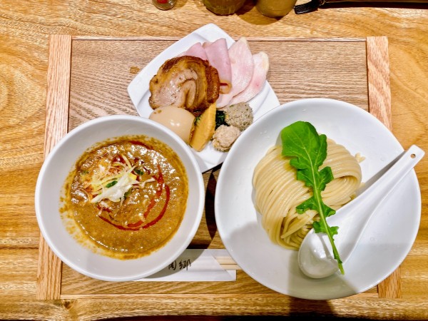 「赤つけ麺 特製:1,500円」@麺屋 周郷 神田店の写真
