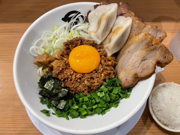 「台湾塩まぜそばDX」@麺や マルショウ 新なにわ大食堂店の写真