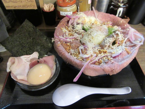 「限定　レフォール香るローストビーフまぜそば（１３５０円）他」@つけそば九六 龍ケ崎店の写真