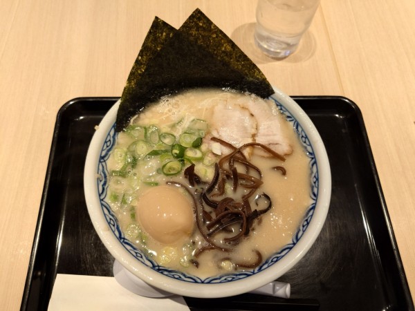 「由丸らーめん(900円)」@らーめん由○ 浦和パルコ店の写真