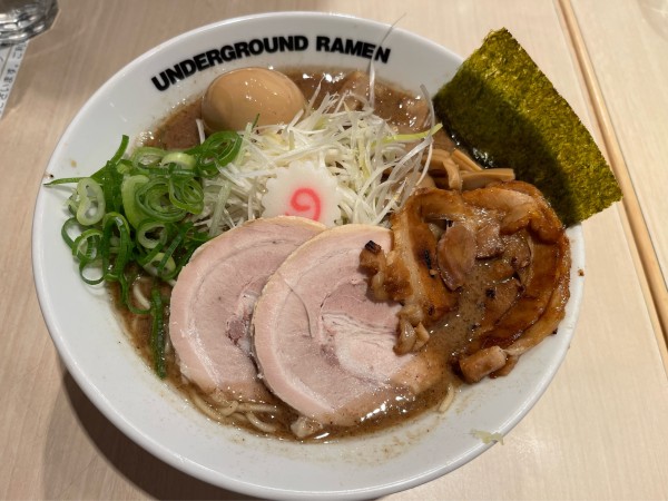 「特製ラーメン（濃厚）大盛り」@UNDERGROUND RAMEN 頑者 コクーンシティさいたま新都心店の写真