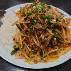 皿台湾　少ライス付プレート　800円