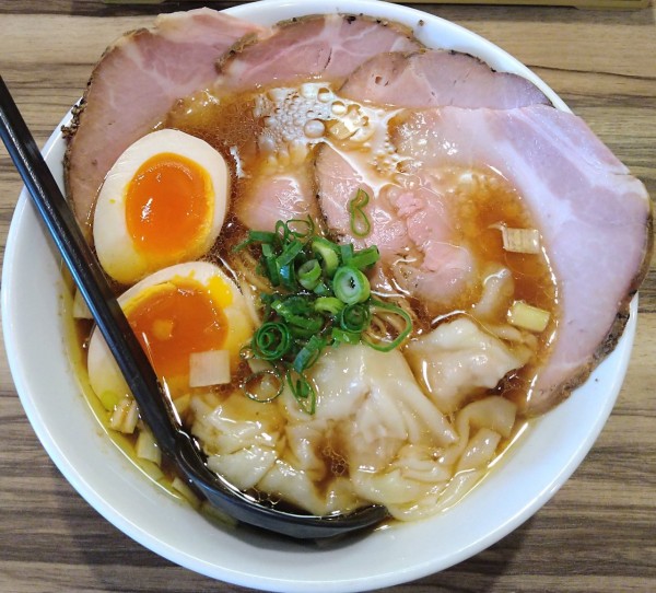 「鶏と鰹のワンタン醤油ソバ 1150円 大盛り 150円」@麺や ふくわらいの写真