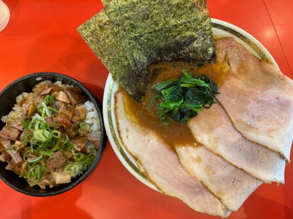 「チャーシュー麺脂多め➕チャーシュー丼」@家系ラーメン 裏大輝家 青物横丁店の写真