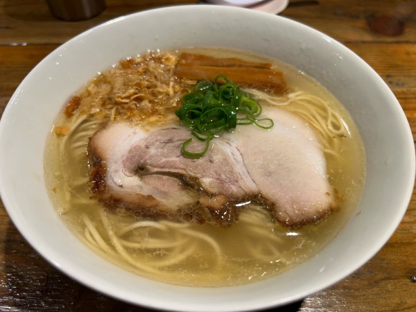 「塩らぁ麺900円」@松戸中華そば 富田食堂の写真
