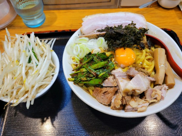 「油そば大盛+野菜大盛+チャーシュー」@味噌麺処 花道庵の写真