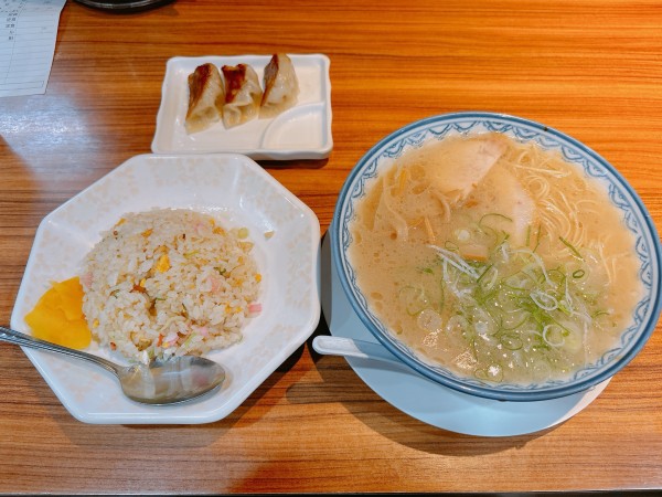「ラーメン定食」@元祖赤のれん 節ちゃんラーメン 天神本店の写真