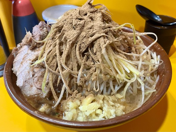 「小ブタ麺増し450g しょうが　ねぎ　おさかな天国　ニラダブル」@ラーメン二郎 八王子野猿街道店2の写真