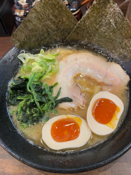 「しょうゆとんこつ　味玉」@とんこつらーめん とんとことん 日野店の写真