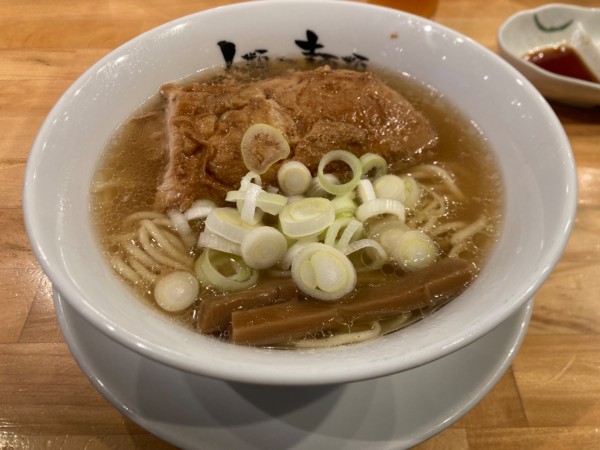 「世界一厚切り焼豚　らーめんmacro＋餃子＋ビール」@人類みな麺類の写真