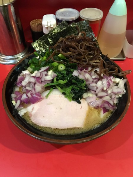 「ラーメン＋麺中盛＋九条ねぎ＋むらさきたまねぎW 1,000円」@どんとこい家の写真