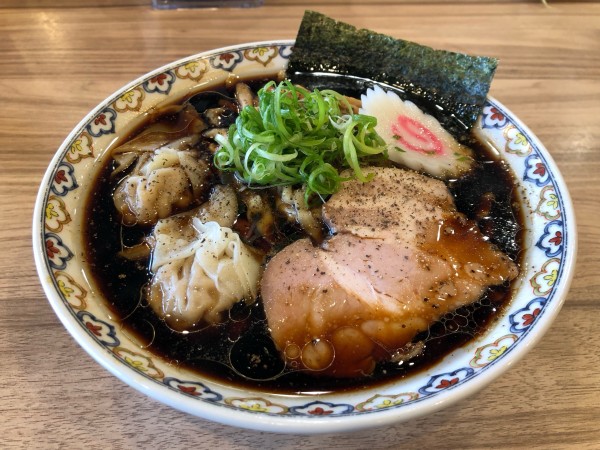「ブラックワンタン」@くじら食堂 nonowa東小金井店の写真