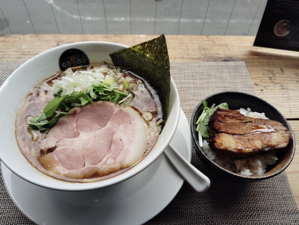 「醤油らーめん　ミニ丼セット　　1300円」@RAMEN GOSSOU 新橋店の写真