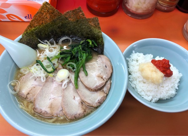 「チャーシューメン(並)+無料小ライス」@鹿島家 石川町店の写真