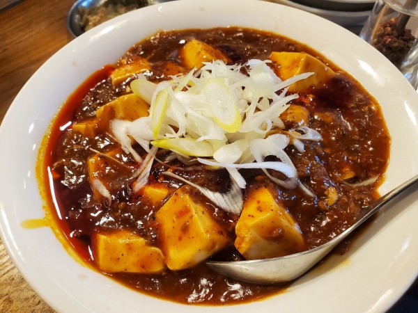 「麻婆麺９９０円辛さ０度ライス付き」@太陽ホエール 野毛本店の写真