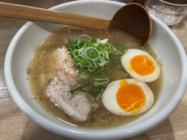 「醤油ラーメン味玉  1020円」@よってこや 新宿南口店の写真