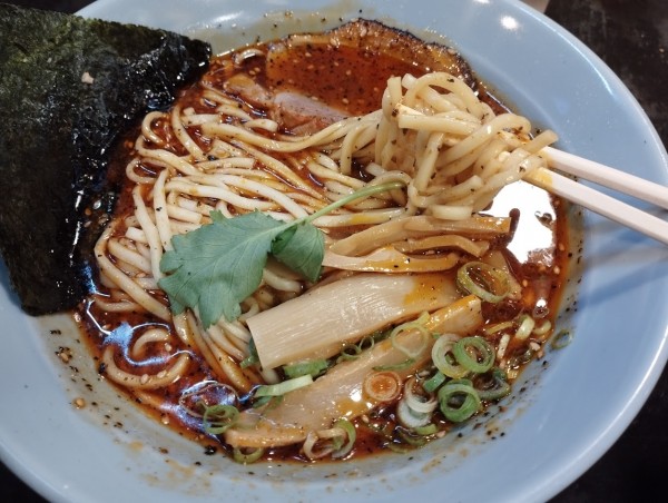 「辛味(からみ)ラーメン(中辛)(900) (駐車場情報あり)」@らーめんひの木の写真