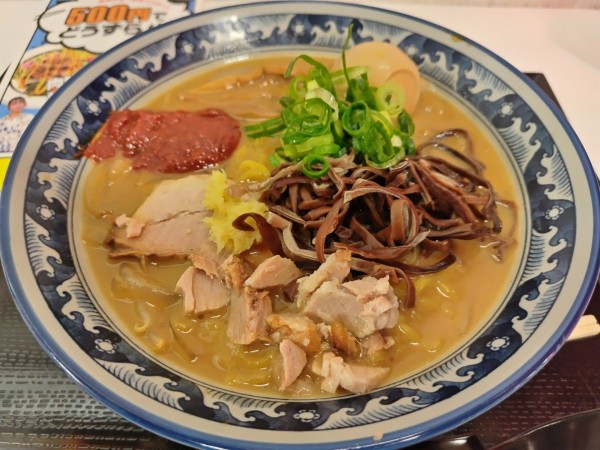 「濃厚味噌らーめん ※クーポンで500円 +味玉&赤玉」@焦がし味噌らーめん 山高屋の写真