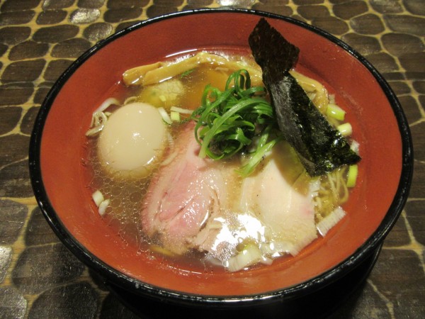 「特級黒さつま鶏塩（１２３０円）＋和え玉塩２００円＋餃子」@特級鶏蕎麦 龍介の写真