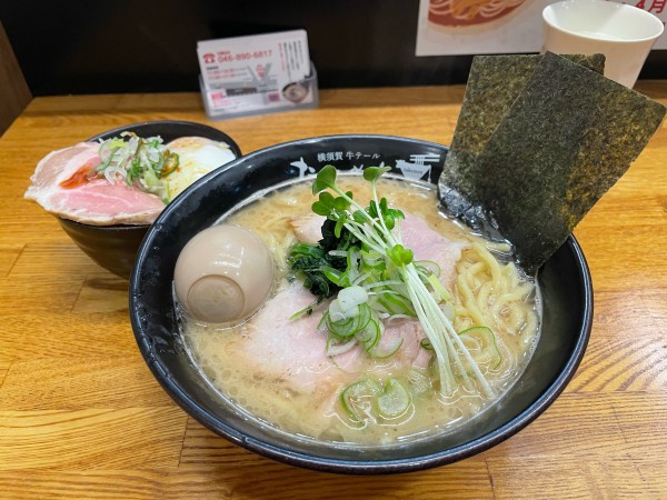 「牛テールラーメン(醤油/太麺) + 味付玉子 + 追い飯専用飯」@たけめんの写真