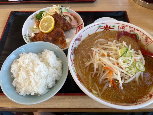 「ラーメン（みそ）・唐揚げ・ライス」@ラーメン永華の写真