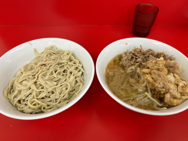 「小ラーメン+つけ麺にんにく味+豚ほぐし」@ラーメン二郎 柏店の写真