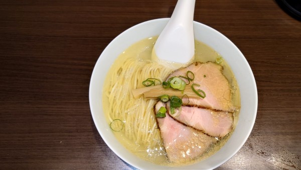 「名古屋コーチンの炙り肉中華そば　塩　900円」@寿製麺よしかわ 坂戸店の写真