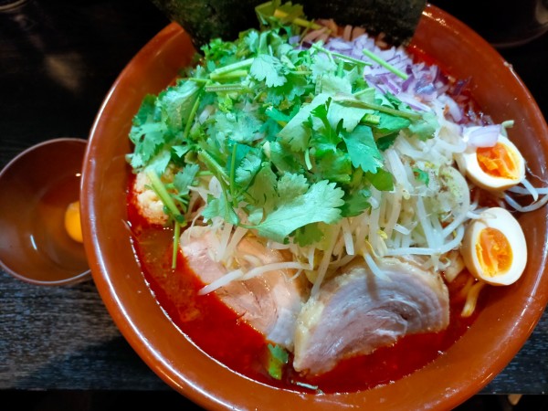 「【限定】トムヤムタイツ君1200円パクチー100円生卵70円」@豚星。の写真