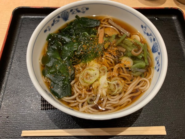 「山菜わかめそば 500円」@越後そば 小平店の写真